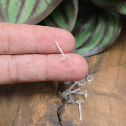 10 transparente, allergiefreie Ohrstecker aus Kunststoff mit 5 mm Klebefläche – ideal für DIY-Schmuck & kreative Ohrstecker-Projekte.