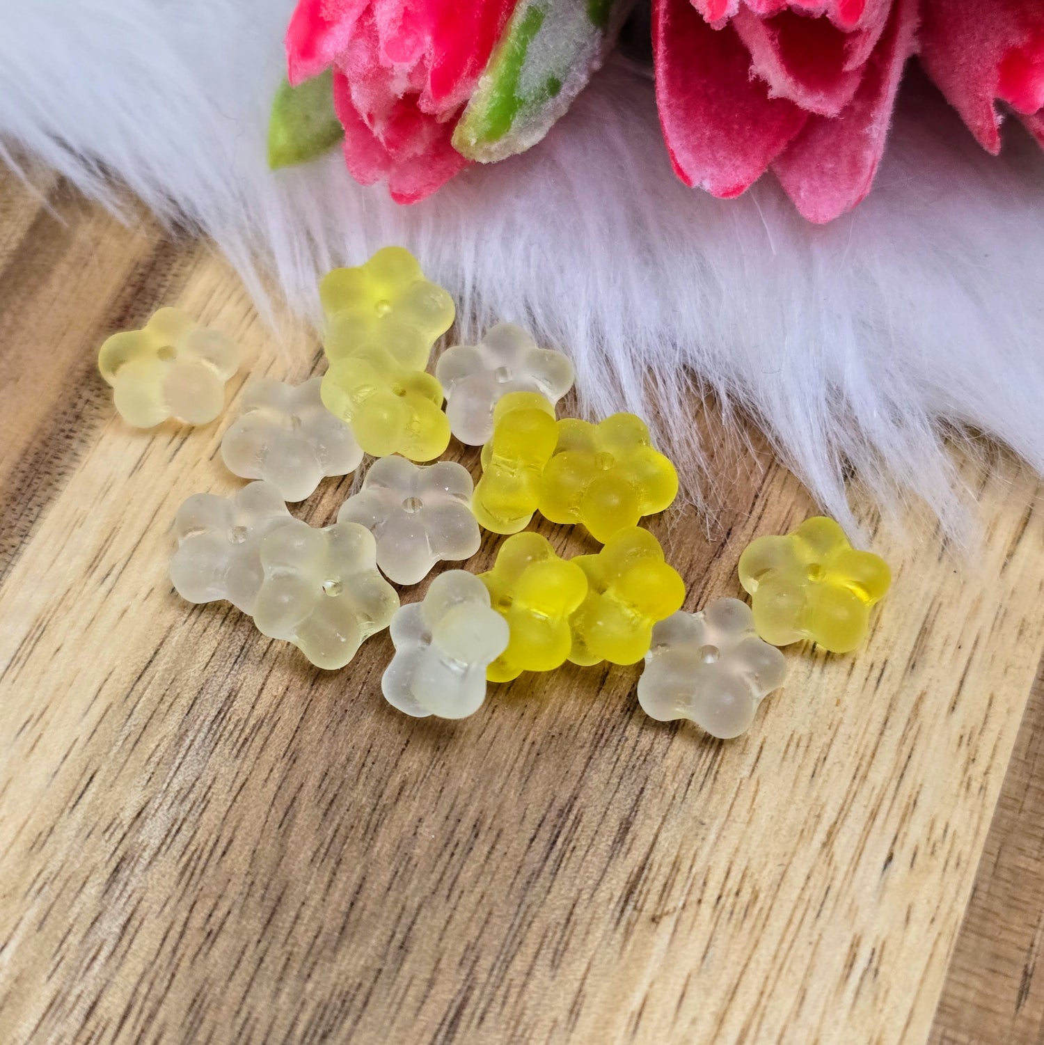 15 gelbe böhmische Blümchenperlen mit changierender Oberfläche & mittigem Fädelloch – ideal für kreative DIY-Schmuckprojekte wie Armbänder, Ketten & Ohrringe!