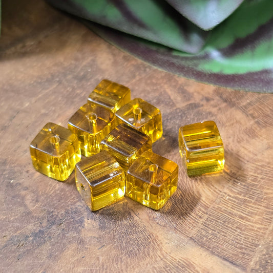 16 Glasperlen in Würfelform (6 mm), transparent honigfarben – ideal für moderne DIY-Schmuckstücke. Großes Fädelloch für leichte Verarbeitung. Vielseitig & stilvoll!