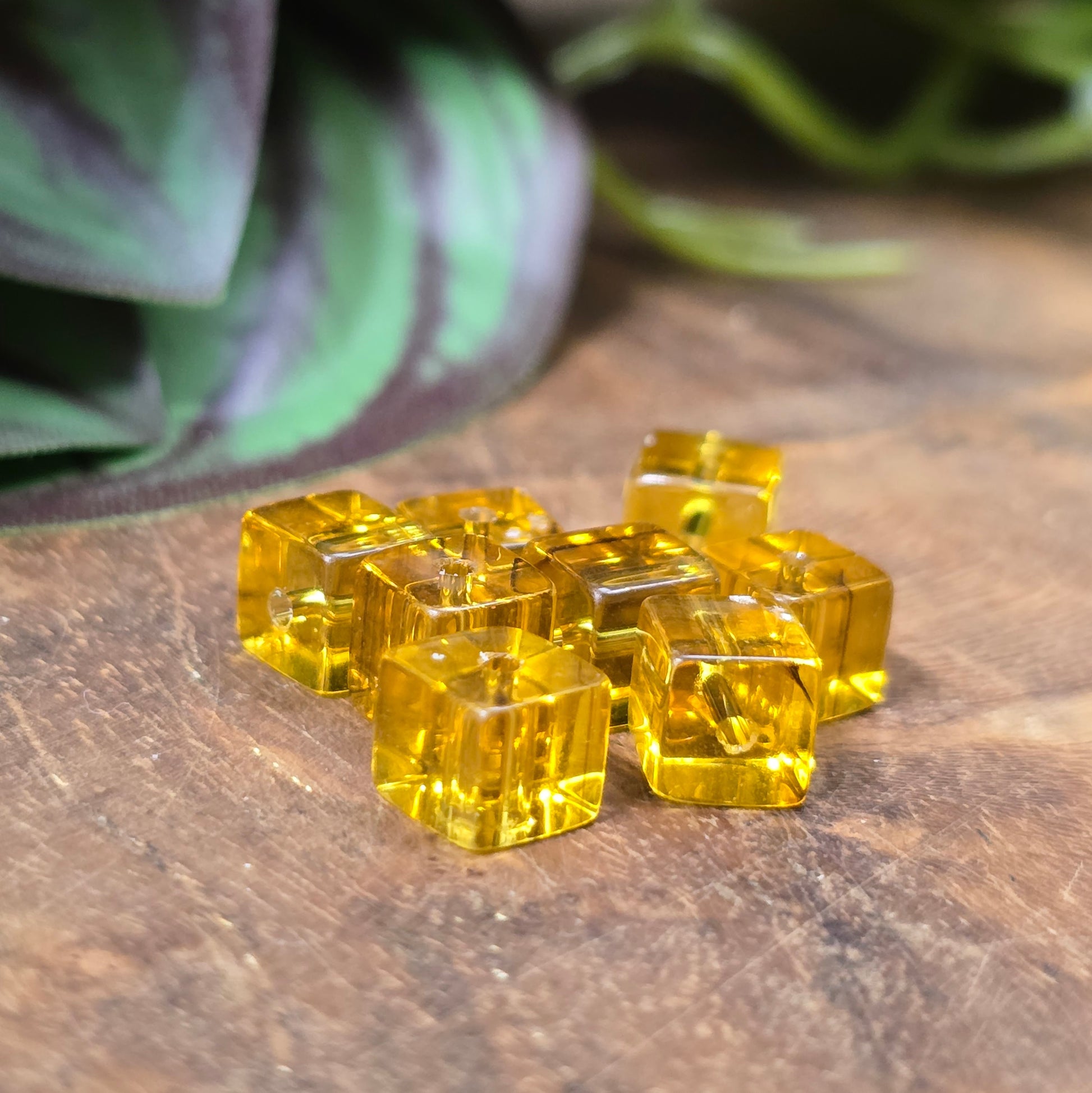 16 Glasperlen in Würfelform (6 mm), transparent honigfarben – ideal für moderne DIY-Schmuckstücke. Großes Fädelloch für leichte Verarbeitung. Vielseitig & stilvoll!