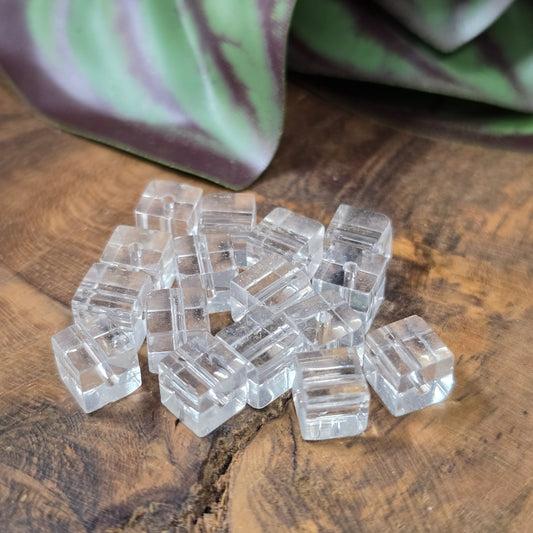 16 klare Glaswürfelperlen (6 mm) für edle DIY-Schmuckideen. Transparent, vielseitig, mit großem Fädelloch. Für moderne, minimalistische Designs.