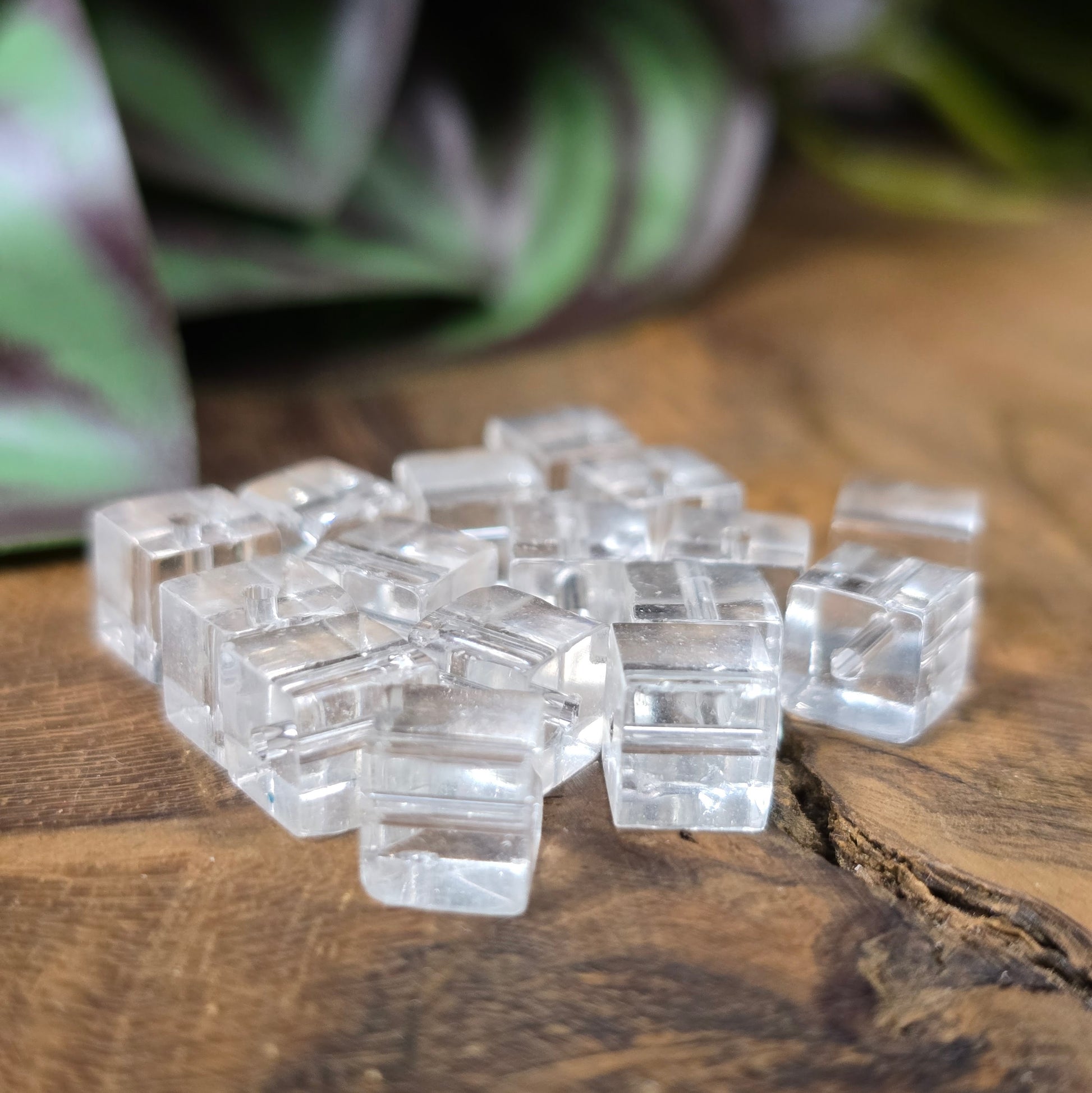16 klare Glaswürfelperlen (6 mm) für edle DIY-Schmuckideen. Transparent, vielseitig, mit großem Fädelloch. Für moderne, minimalistische Designs.
