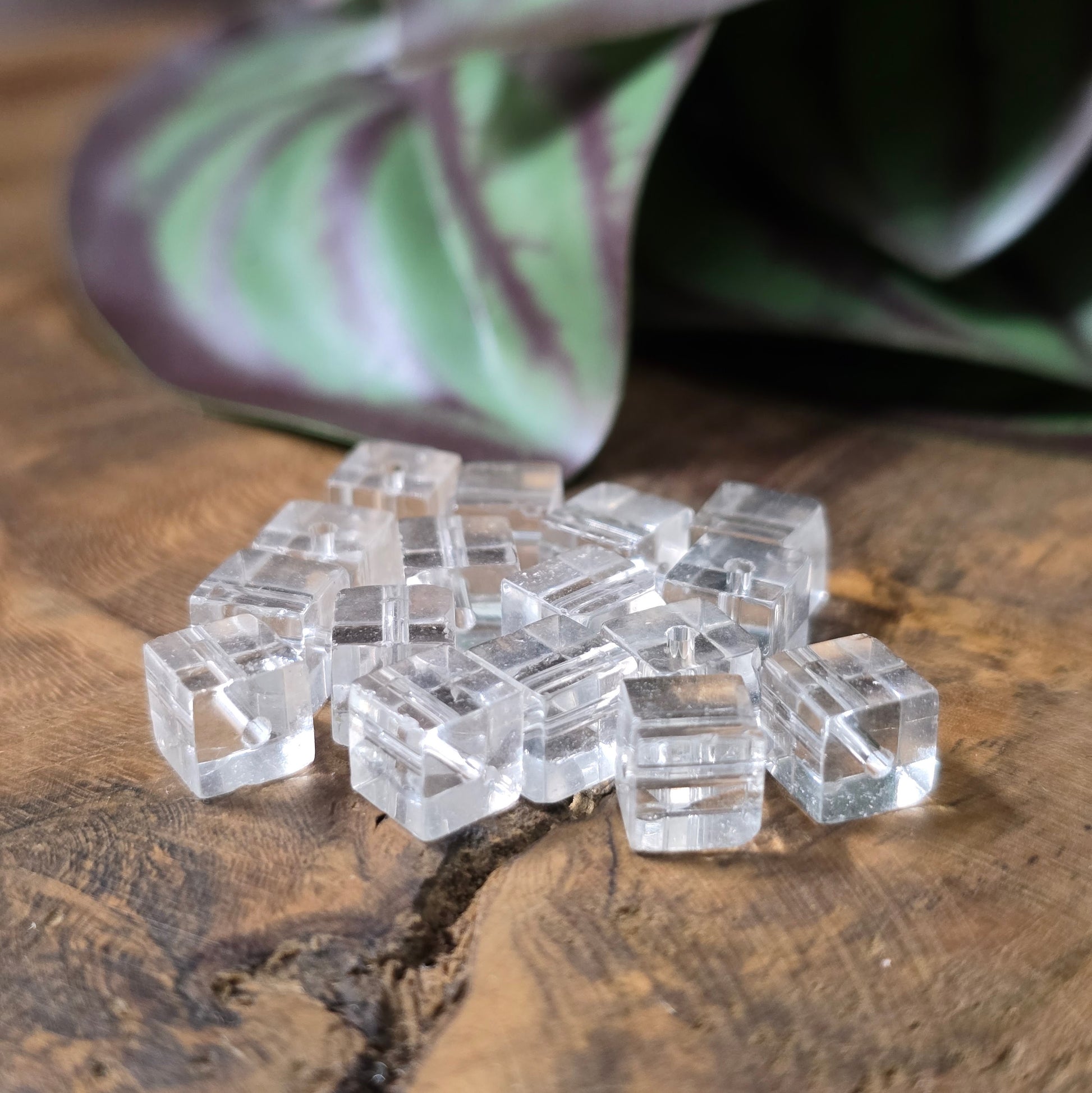 16 klare Glaswürfelperlen (6 mm) für edle DIY-Schmuckideen. Transparent, vielseitig, mit großem Fädelloch. Für moderne, minimalistische Designs.