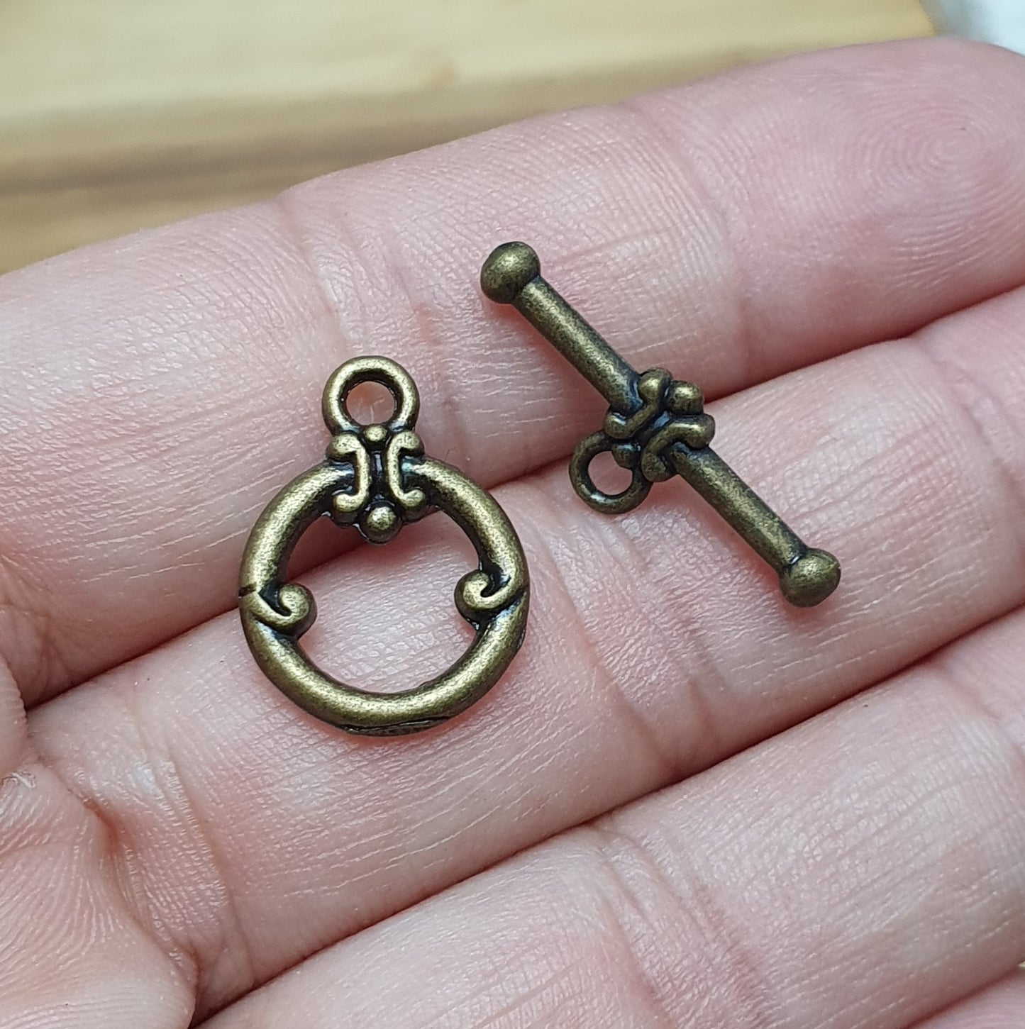 2 Knebelverschlüsse antik bronzefarbig, im nostalgischen Vintage-Design
