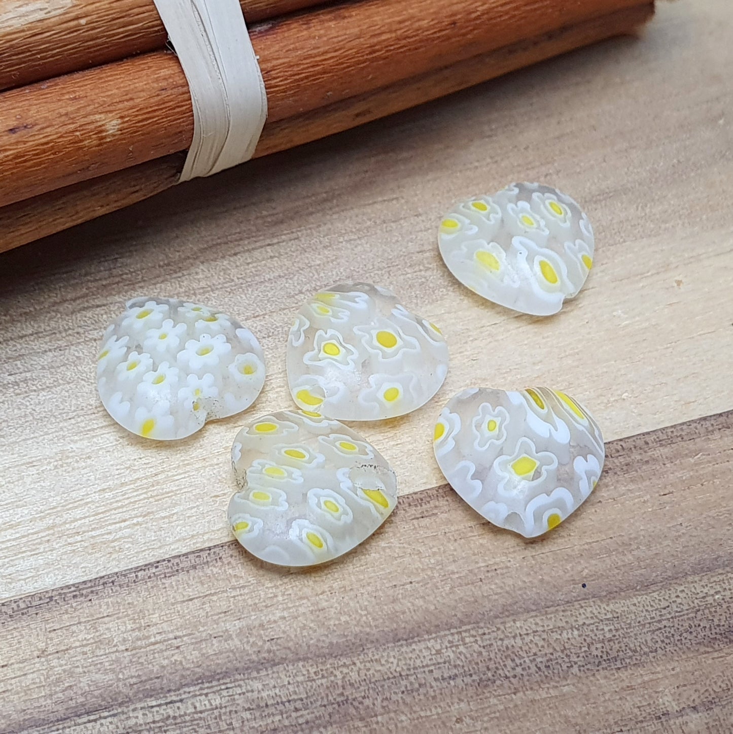 4 Millefiori Glasperlen, Transparent mit weiß/gelben Blumen, Herz, 14x16mm