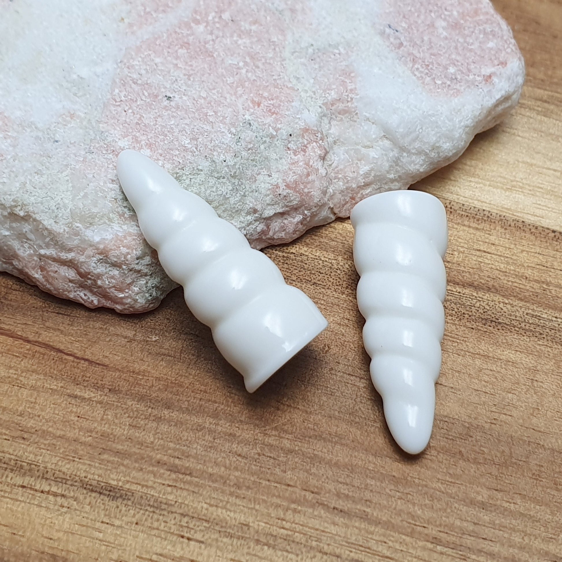 2 kleine Einhorn Hörner aus Resin, 26mm, für die Schmuckfertigung, zum Basteln, weiss