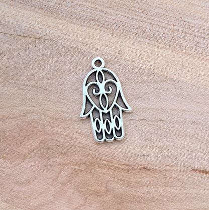 3 filigrane Anhänger die Hand Fatimas oder Hamsa Hand in antik silberfarbig, 21mm