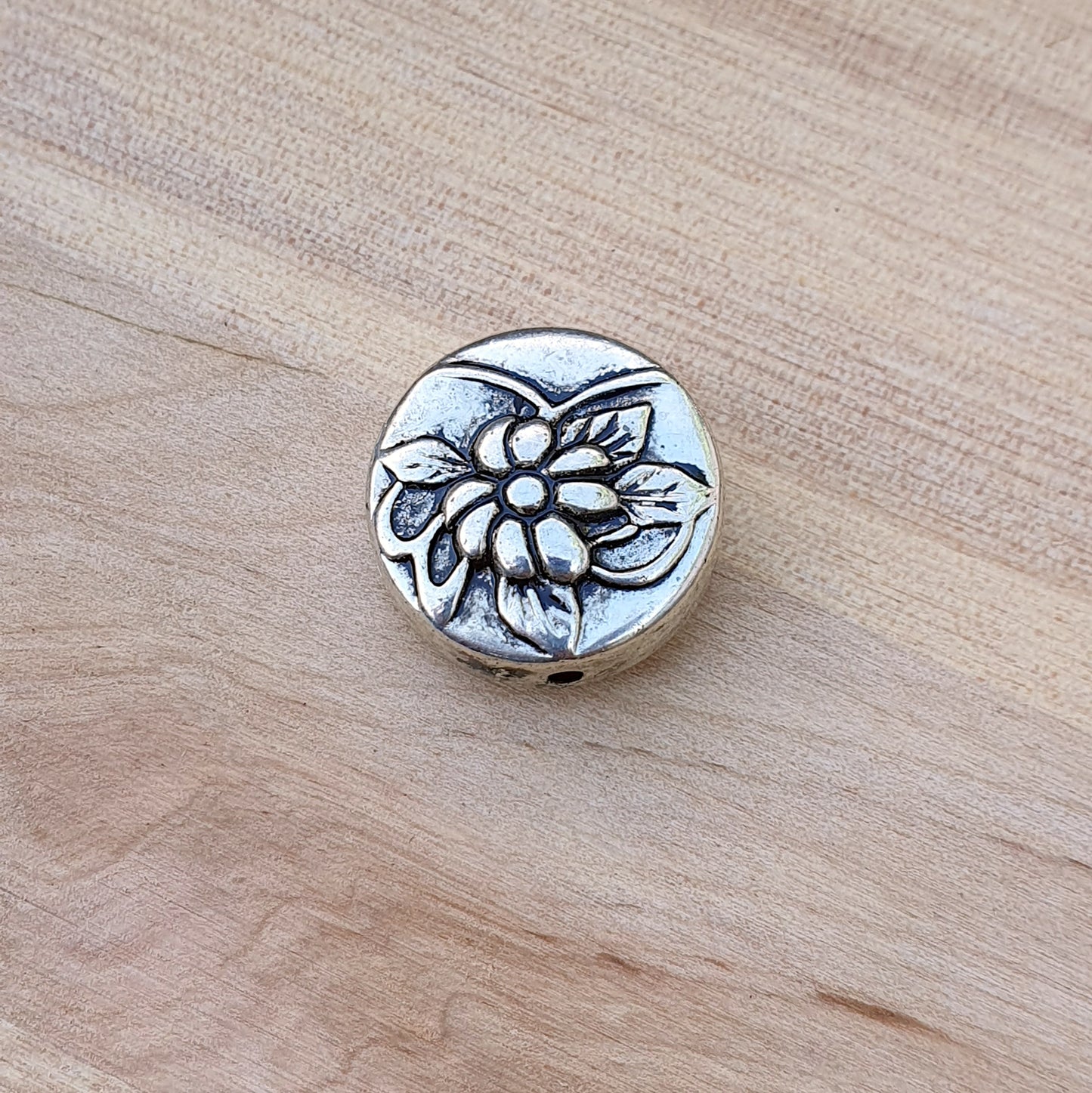 Große Perle aus galvanisiertem Kunststoff in Form einer Münze, mit Blume, silber mit Antikfinish