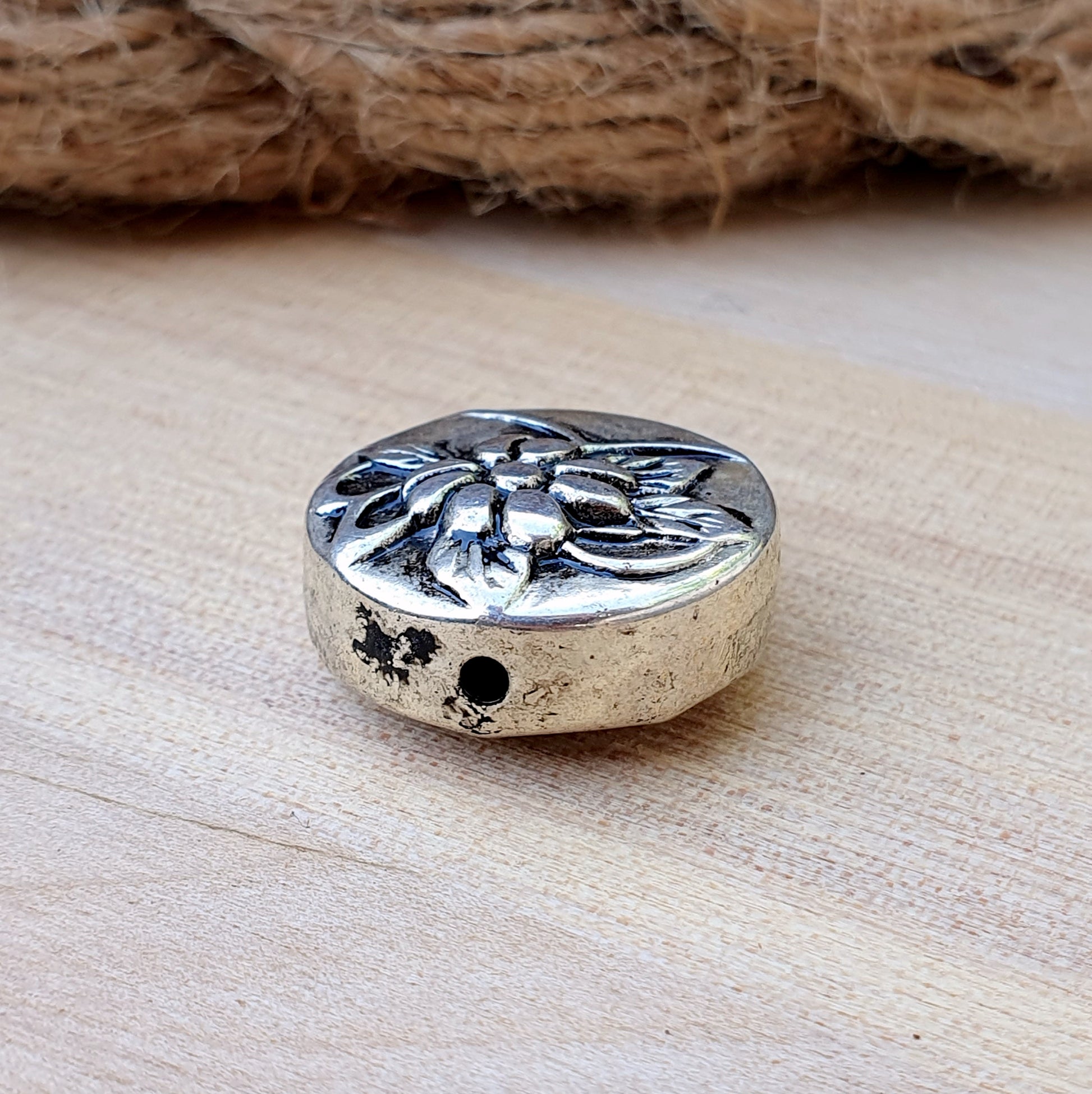 Große Perle aus galvanisiertem Kunststoff in Form einer Münze, mit Blume, silber mit Antikfinish