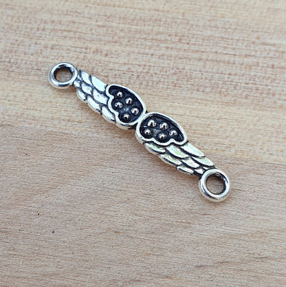 4 Schmuckverbinder Engelsflügel mit Herzen, antik silberfarbig, 27mm, Makramee Armband DIY