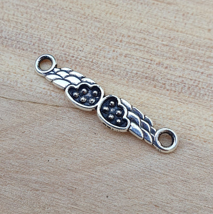 4 Schmuckverbinder Engelsflügel mit Herzen, antik silberfarbig, 27mm, Makramee Armband DIY