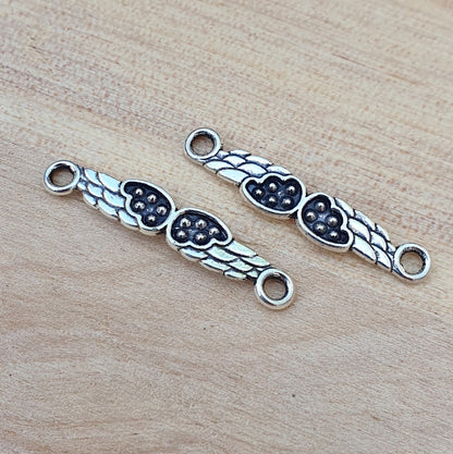 4 Schmuckverbinder Engelsflügel mit Herzen, antik silberfarbig, 27mm, Makramee Armband DIY