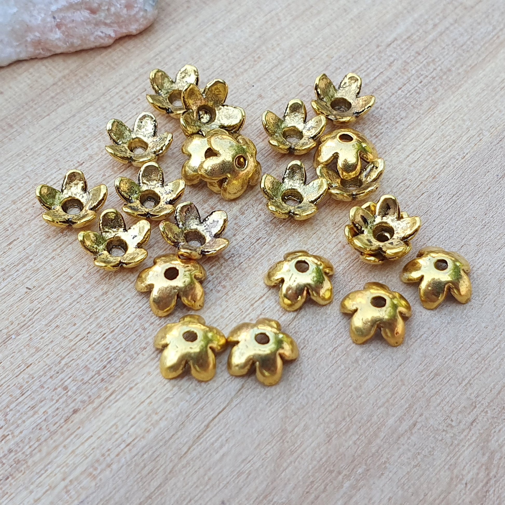 40 kleine Blümchen Perlenkappen, 6mm, antik goldfarbig