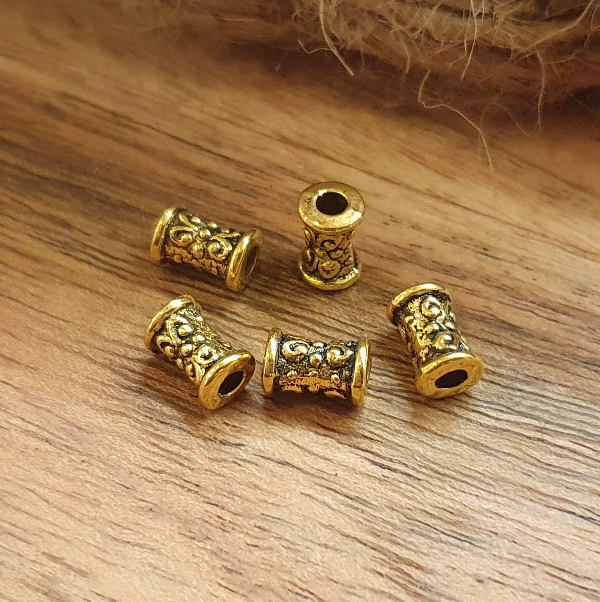 5 Metallperlen Tube mit Ethnomotiv in antik goldfarbig, 7,4mm5 Metallperlen Tube mit Ethnomotiv in antik goldfarbig, 7,6mm