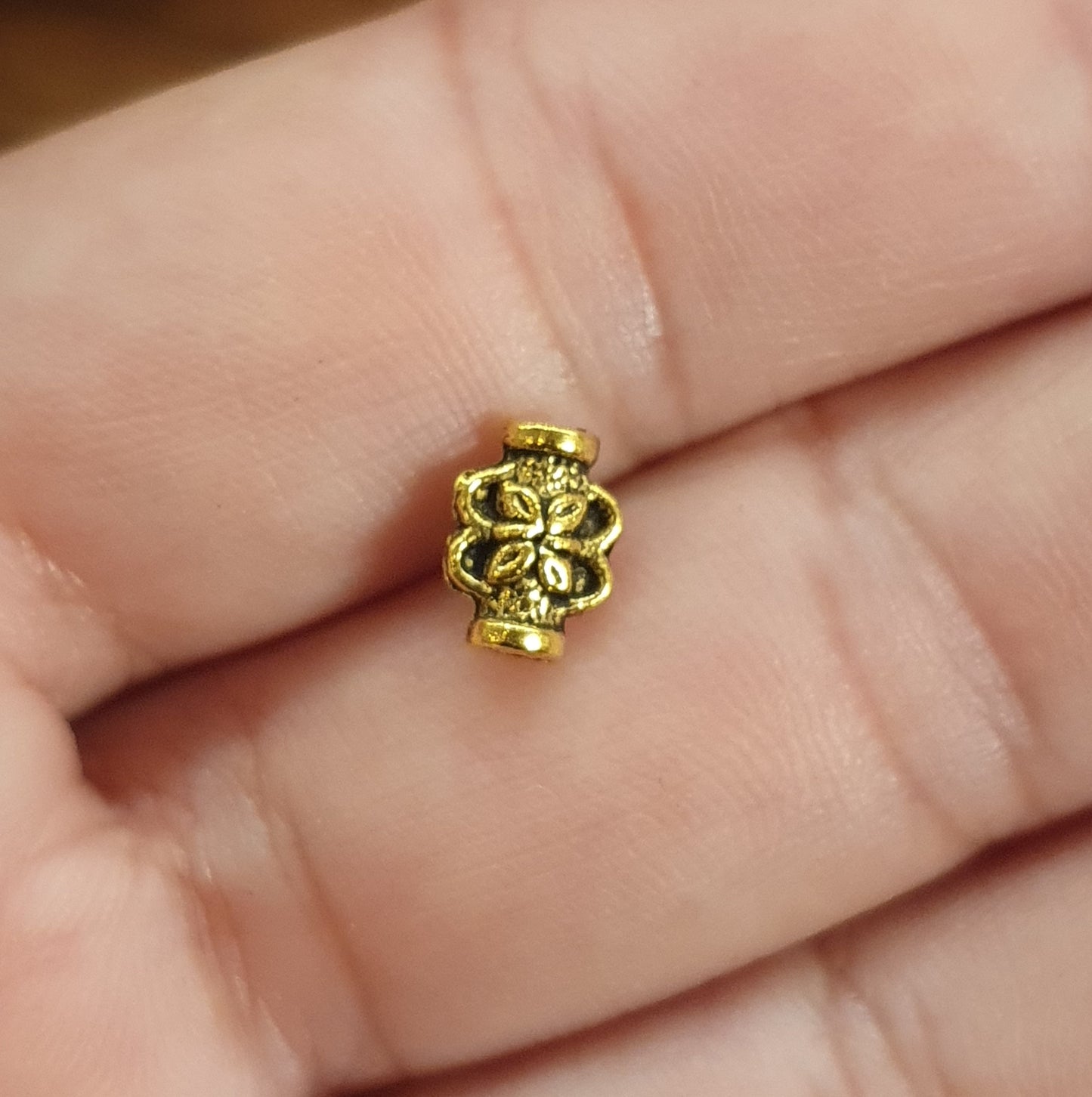 5 kleine Metallperlen, antik goldfarbig, 8mm