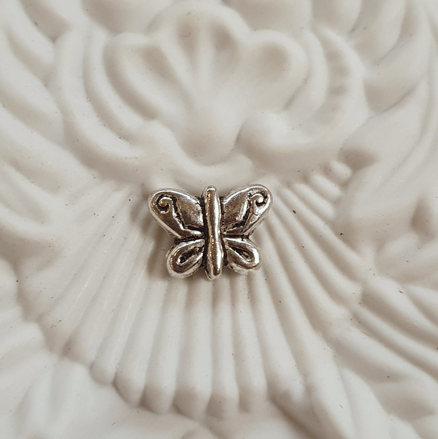 2 Metallperlen Schmetterling, antik silberfarbig, 9mm