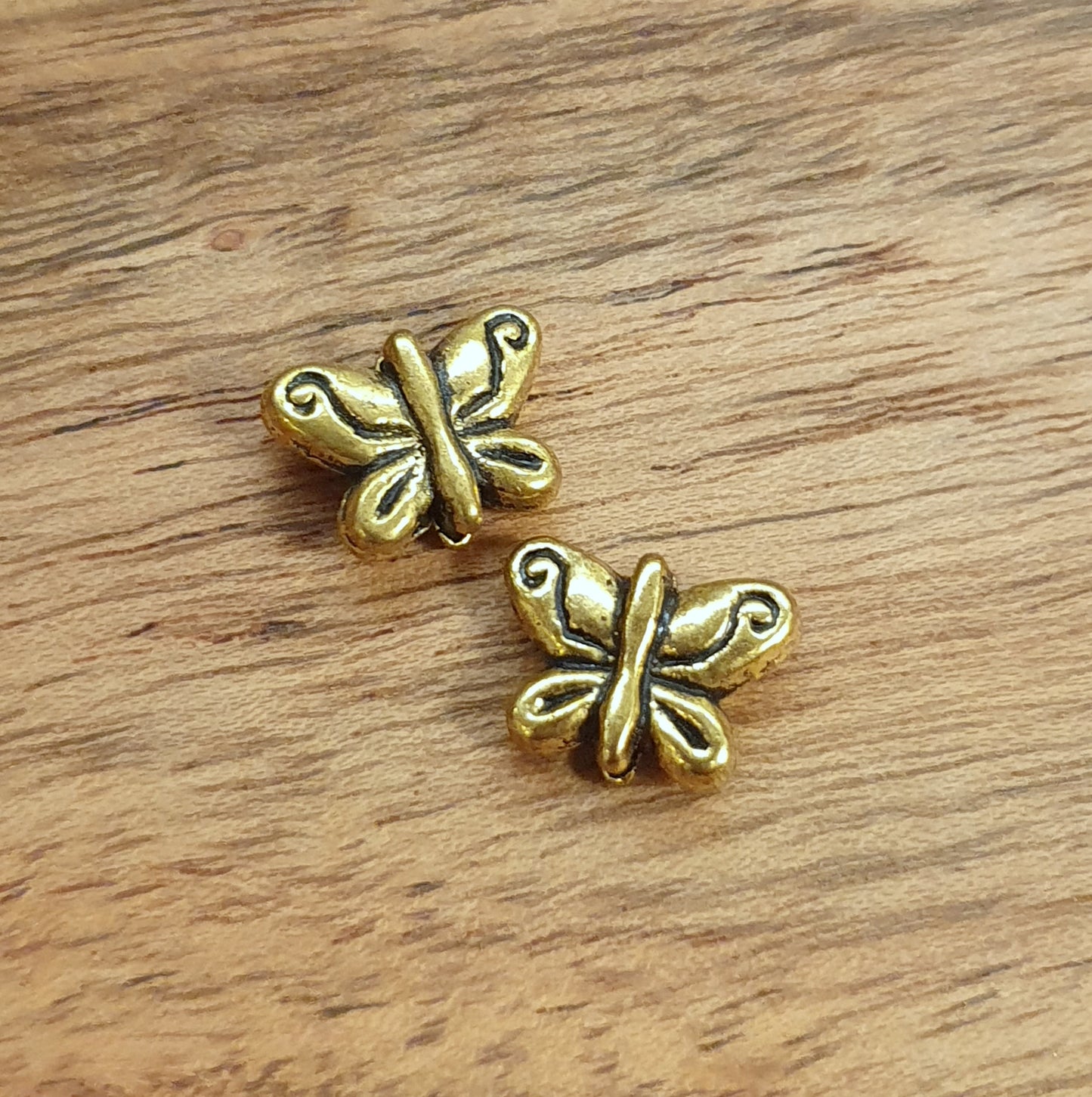 2 Metallperlen Schmetterling, antik goldfarbig, 9mm