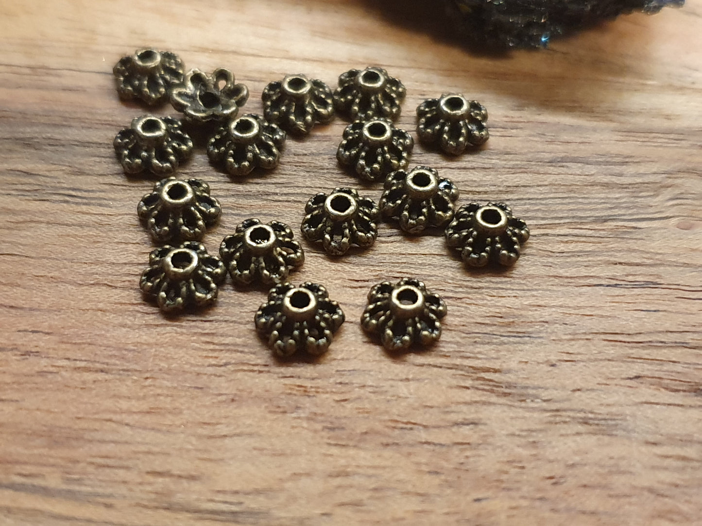 30 kleine Perlenkappen in Form von Blumen, 6mm, antik bronzefarbig