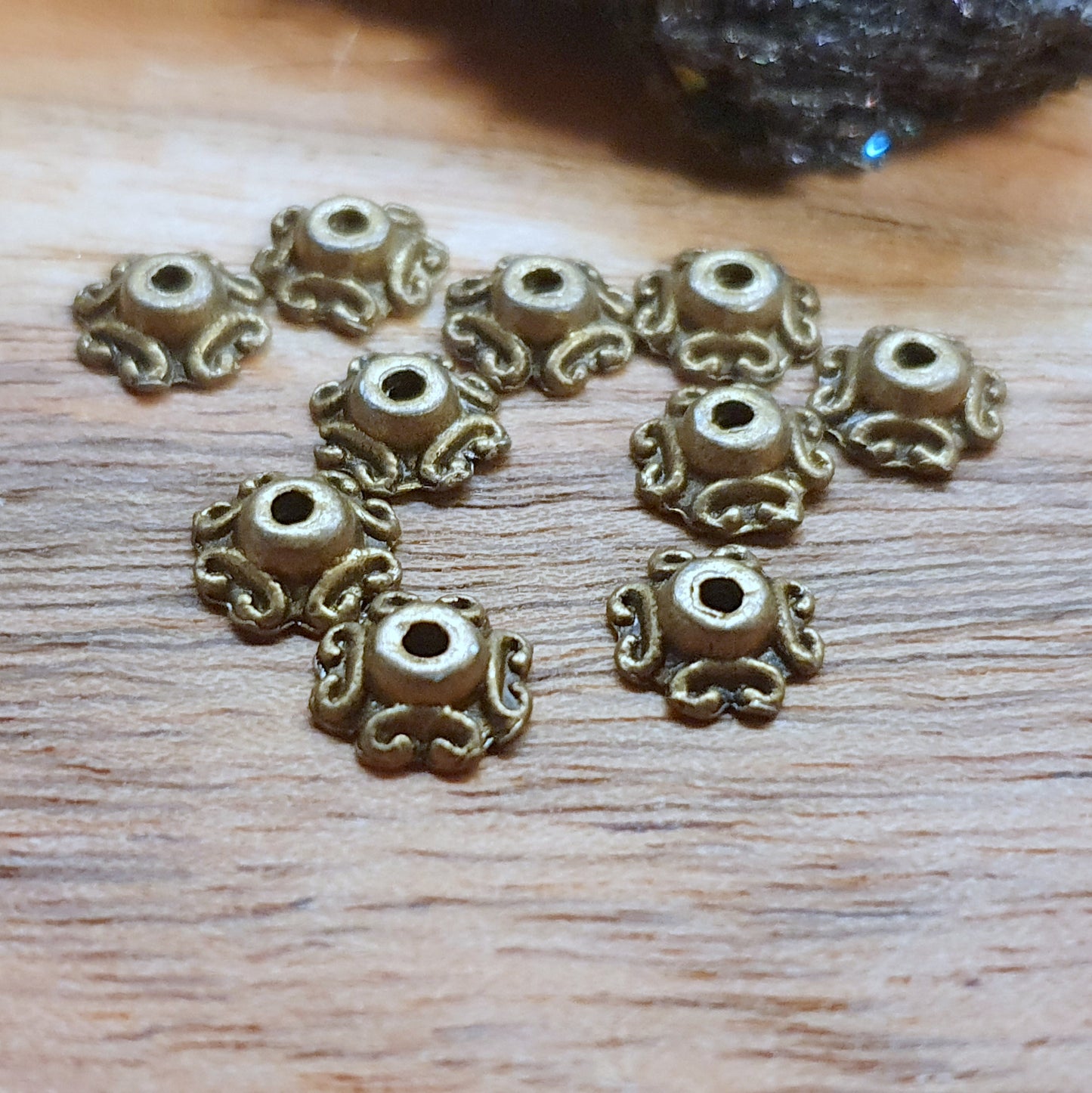 20 kleine Perlenkappen 7mm, antik bronzefarbig