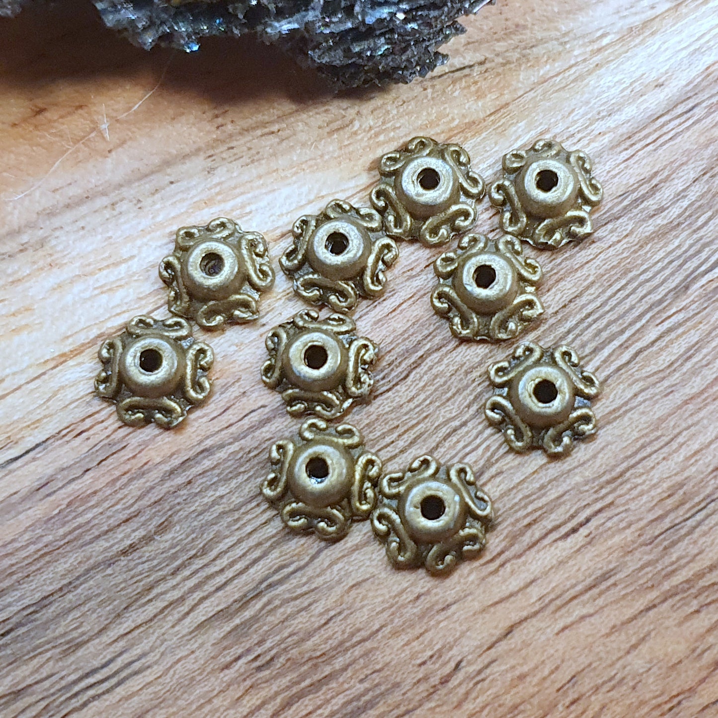 20 kleine Perlenkappen 7mm, antik bronzefarbig