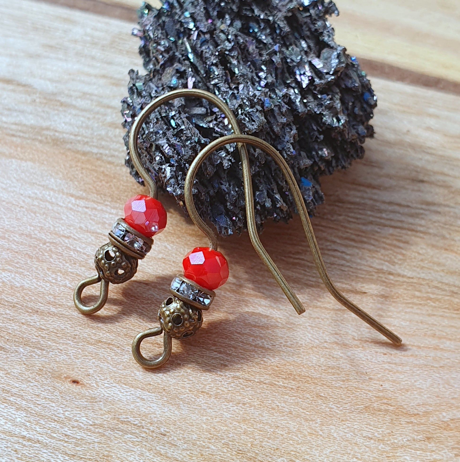 1 Paar handgefertigte Ohrhaken mit Kristallglas rot & Strassrondell, antik bronzefarbig