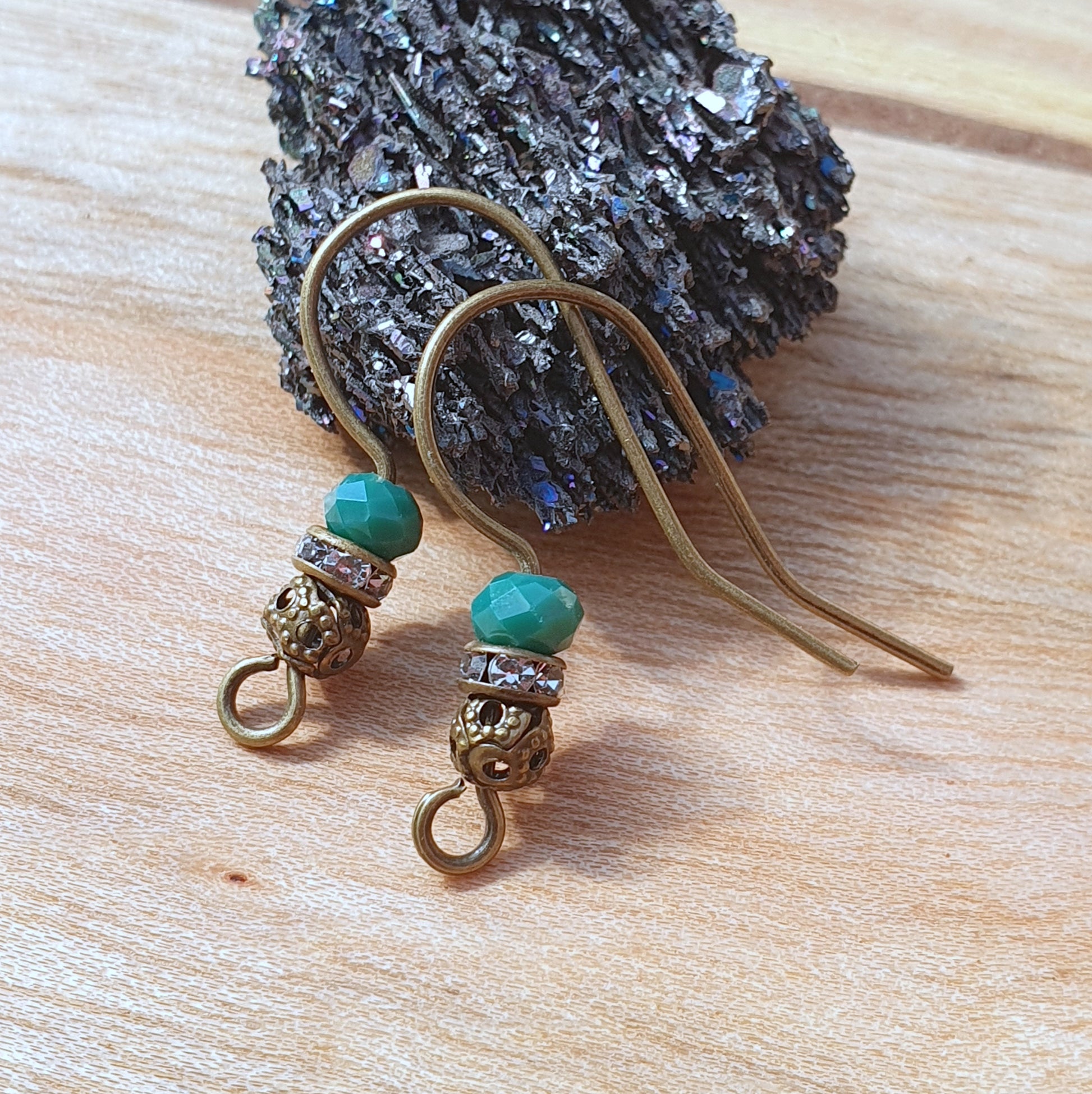 1 Paar handgefertigte Ohrhaken mit Kristallglas Smaragdgrün & Strassrondell, antik bronzefarbig