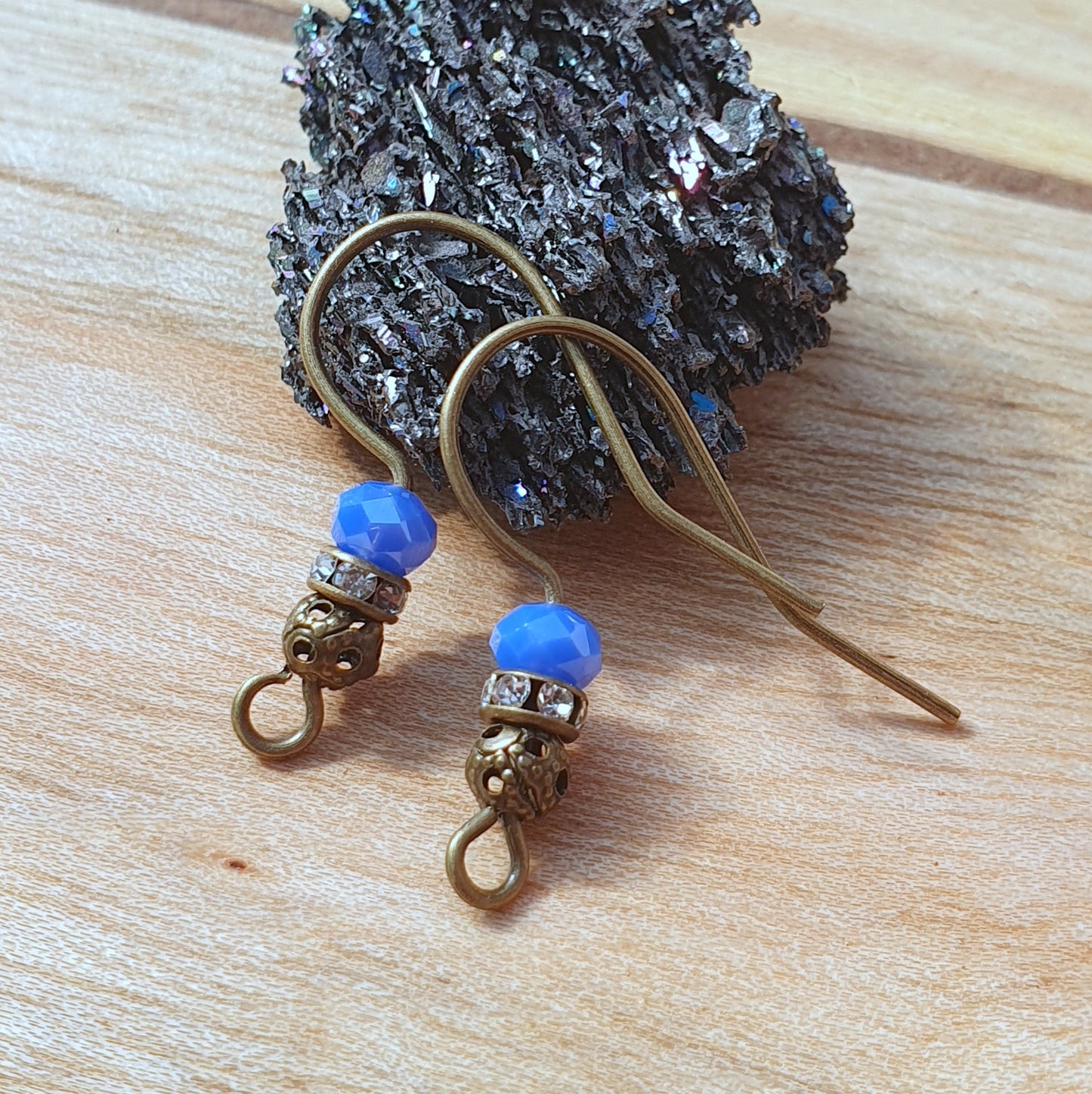 1 Paar handgefertigte Ohrhaken mit Kristallglas Blau & Strassrondell, antik bronzefarbig