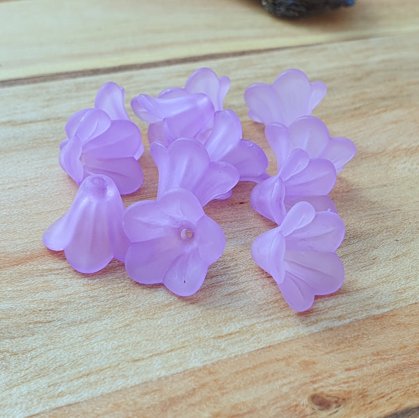 12 Blüten Perlen aus Acryl, Blume, gefrostet 10x14mm