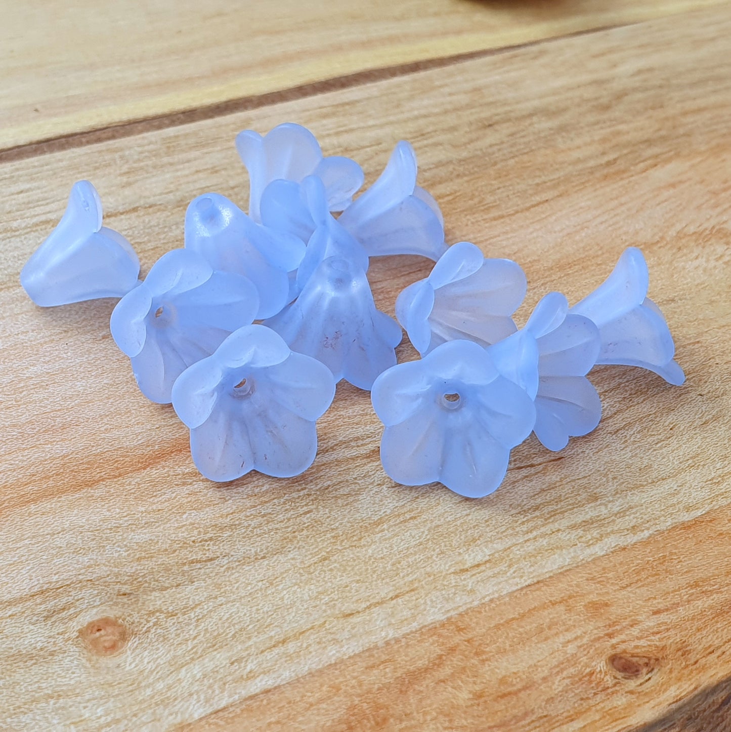 12 Blumen Perlen aus Acryl, Blüte, Blütenkelch gefrostet 10x14mm, hellblau