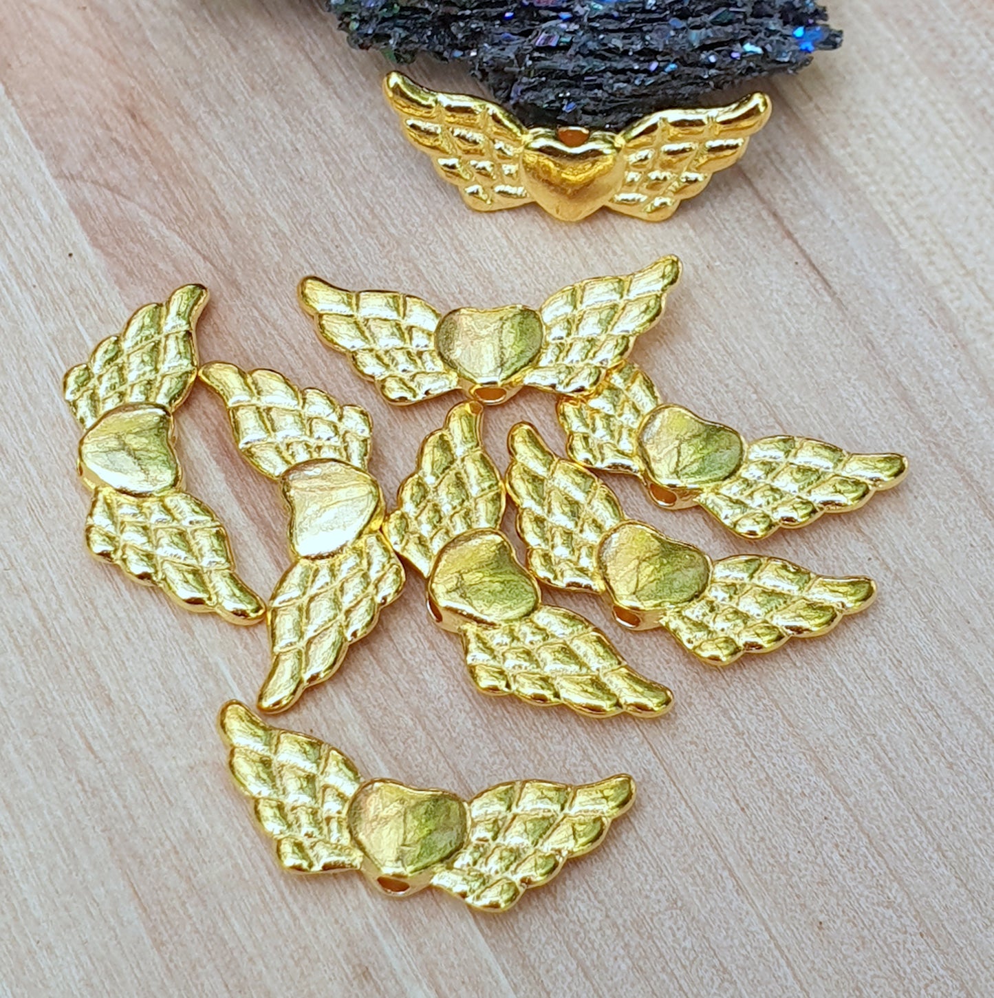 8 vergoldete Metallperlen Flügel, Engel, 22mm, mit Herz, für Perlenengel 