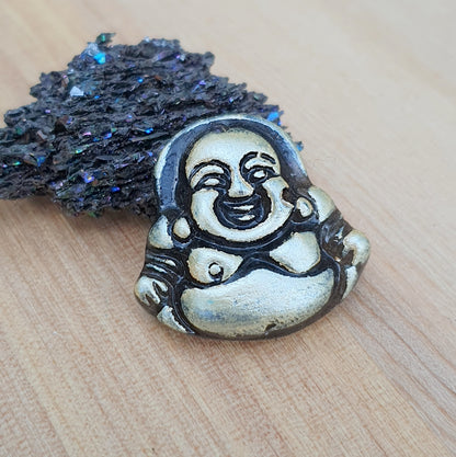 Handgefertigter Anhänger/Cabochon lachender Buddha, aus Kunstharz, Handbemalt