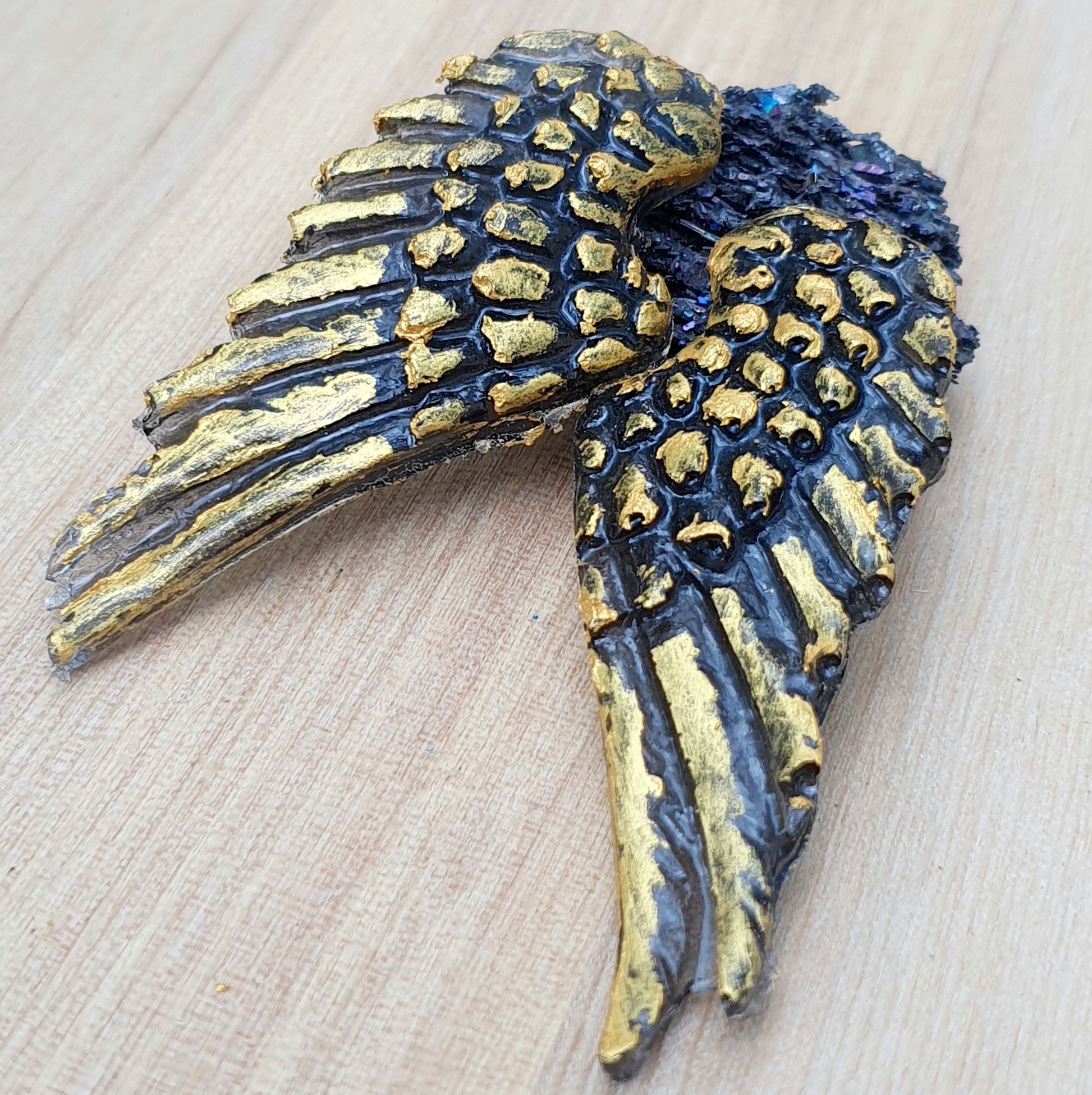 Paar handgefertigte Cabochons Engelsflügel, aus Kunstharz, Handbemalt