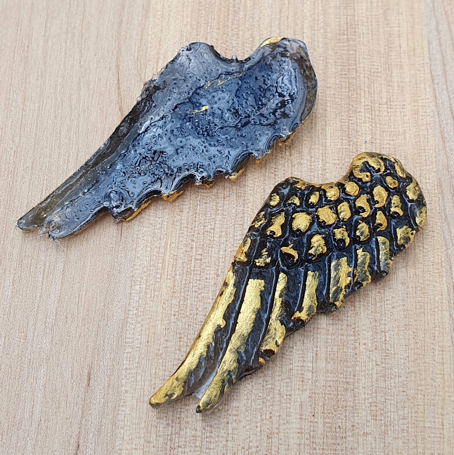 Paar handgefertigte Cabochons Engelsflügel, aus Kunstharz, Handbemalt