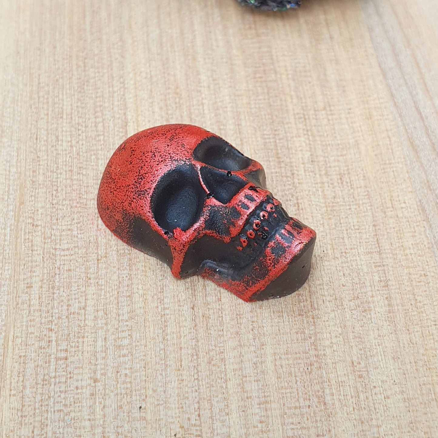 Handgefertigter Cabochon Totenkopf, aus Kunstharz, Handbemalt, Rot