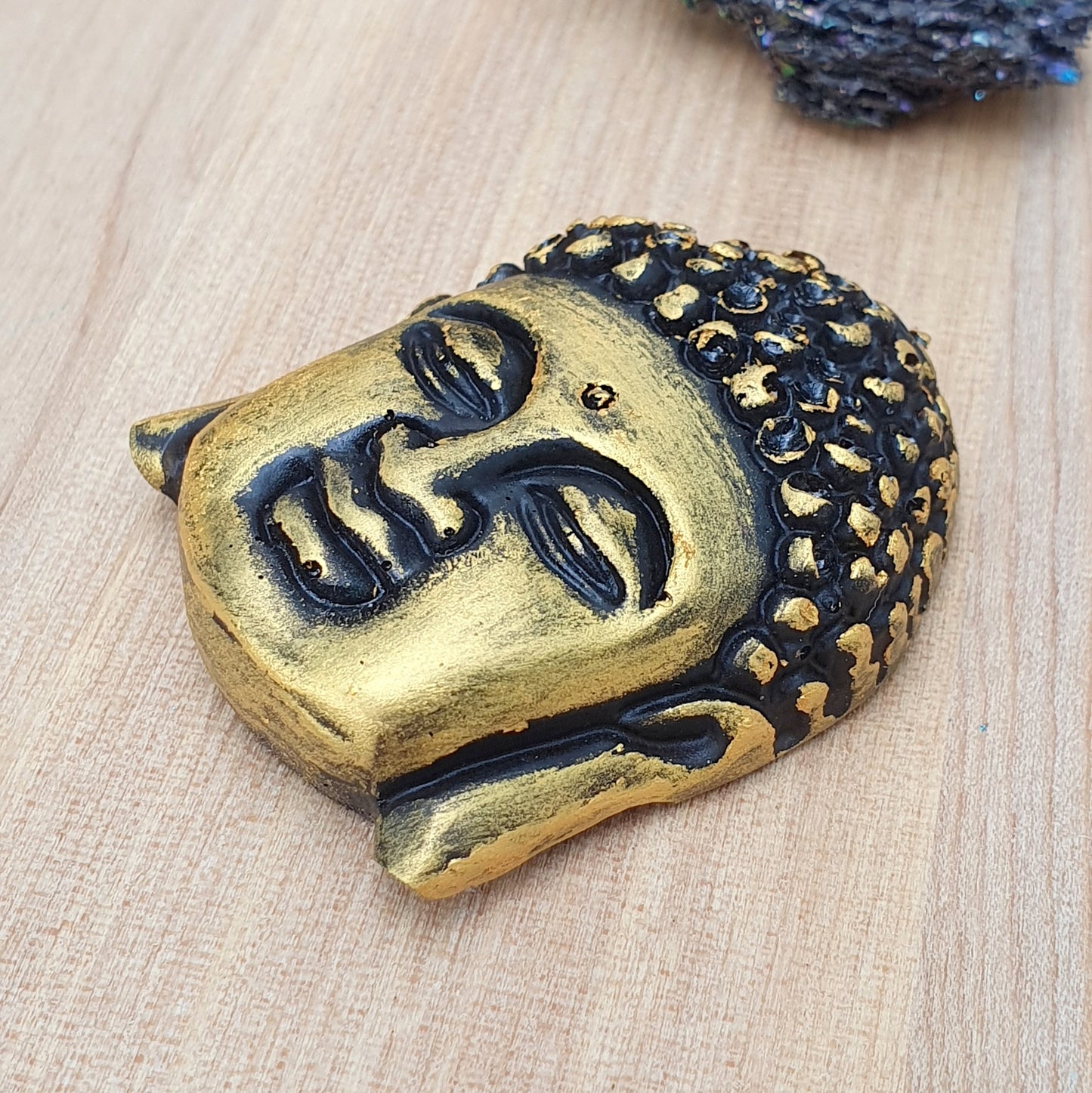 Handgefertigter Cabochon Buddha Kopf, aus Kunstharz, Handbemalt