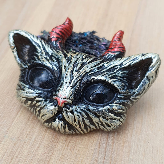 Handgefertigter Cabochon Katzenkopf mit Hörnern, aus Kunstharz, Handbemalt