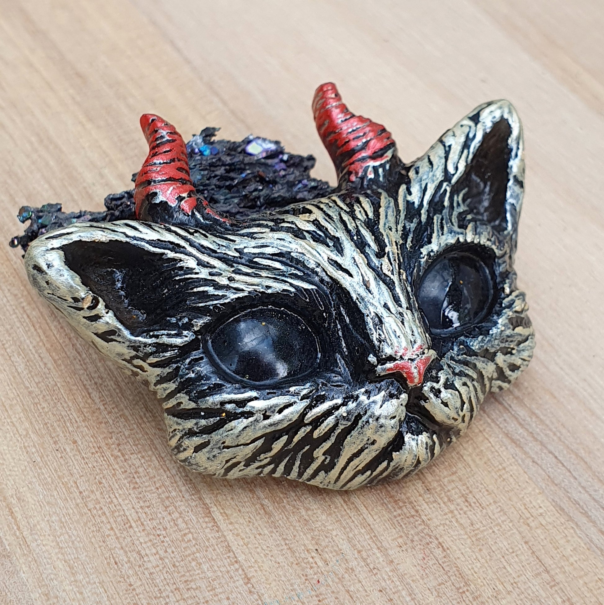 Handgefertigter Cabochon Katzenkopf mit Hörnern, aus Kunstharz, Handbemalt