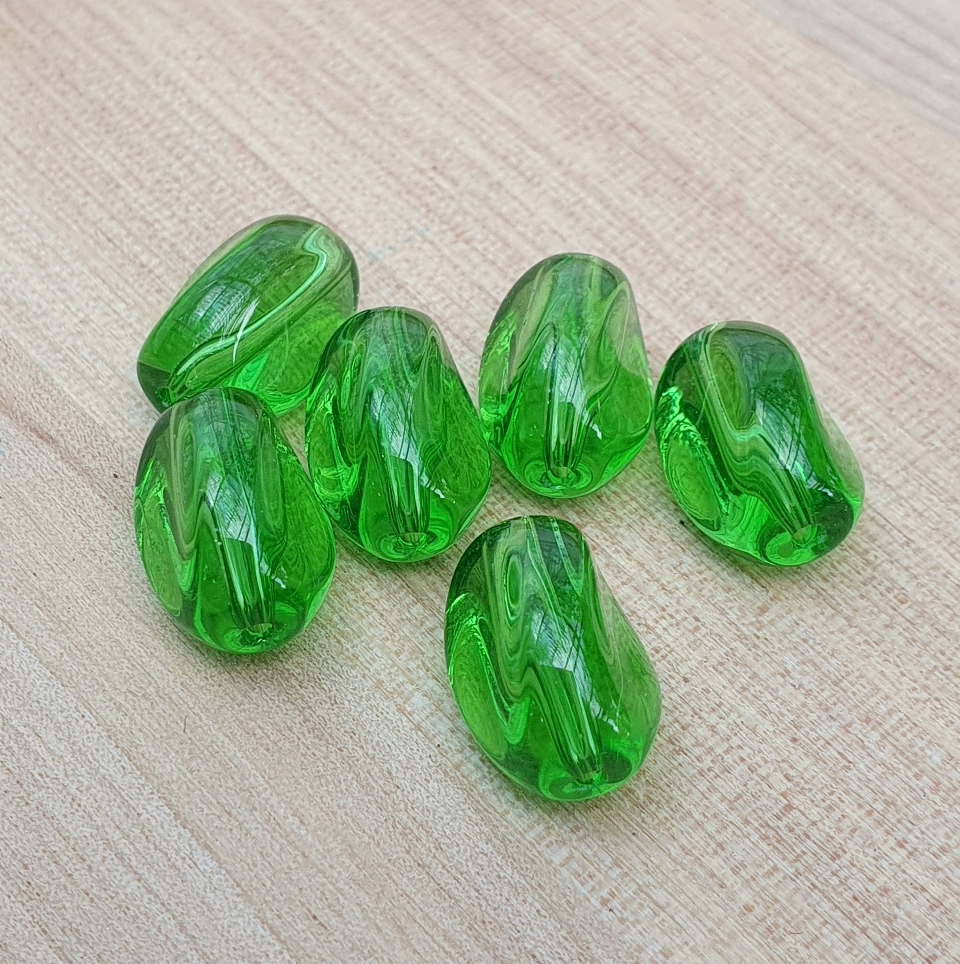 6 transparente Glasperlen in Nuggetform, 13mm, peridot grün