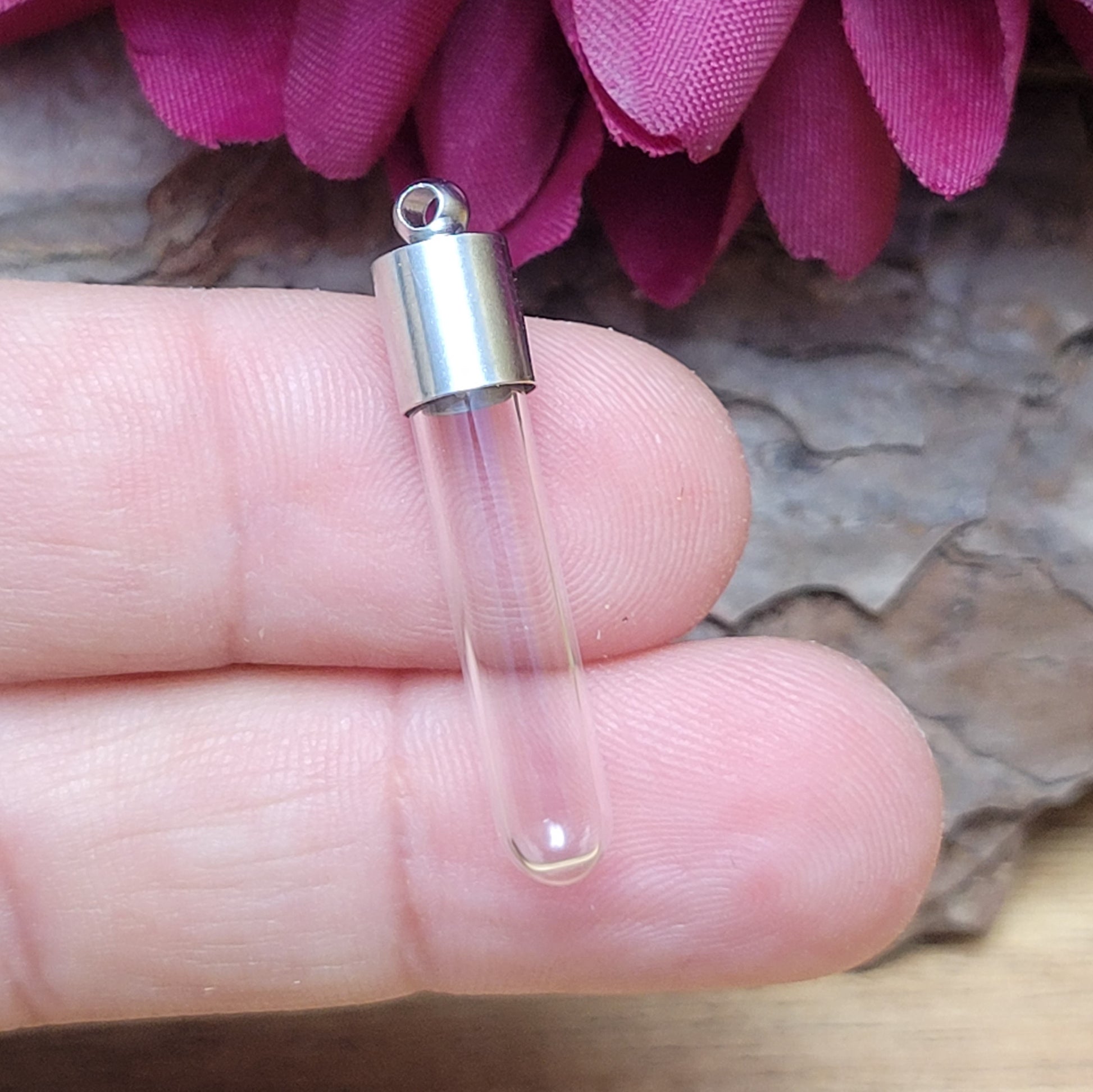 5 kleine Glasphiolen mit Metallkappe für einen beschrifteten Reiskorn, etwas Sand oder Haare/Asche eines Haustieres. Kann auch mit Kunstblut gefüllt werden.