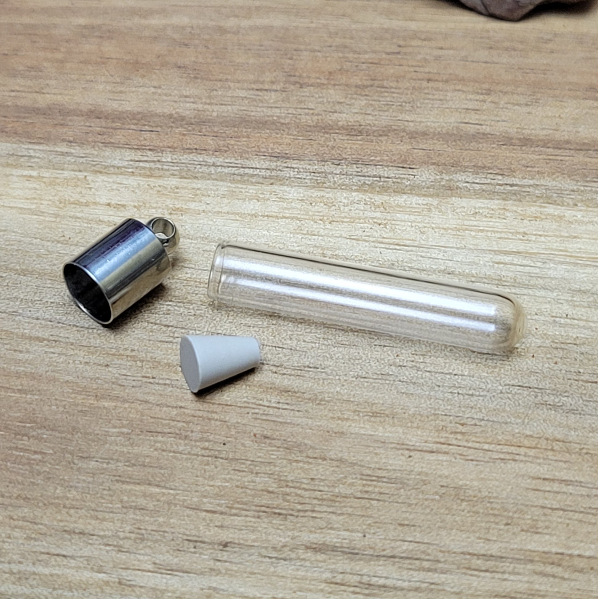 Kleine Phiole aus Brosilikatglas mit glattem Rand, Kappe und Silikonstopfen.  Entdecken Sie die zauberhafte Welt der Individualität mit dieser kleinen Phiole aus Borosilikatglas. Kreieren Sie ein persönliches Schmuckstück oder ein einzigartiges Geschenk.