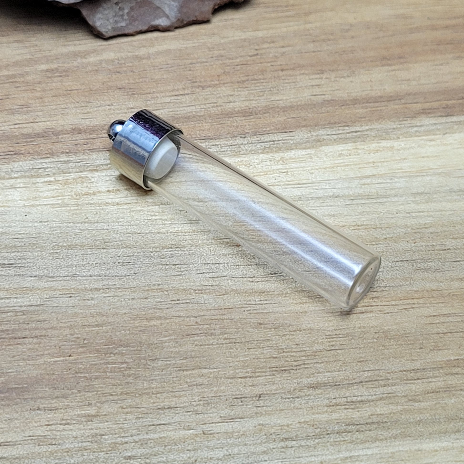Große Phiole aus Brosilikatglas mit glattem Rand, Kappe und Silikonstopfen.  Entdecken Sie die zauberhafte Welt der Individualität mit dieser kleinen Phiole aus Borosilikatglas. Kreieren Sie ein persönliches Schmuckstück oder ein einzigartiges Geschenk.