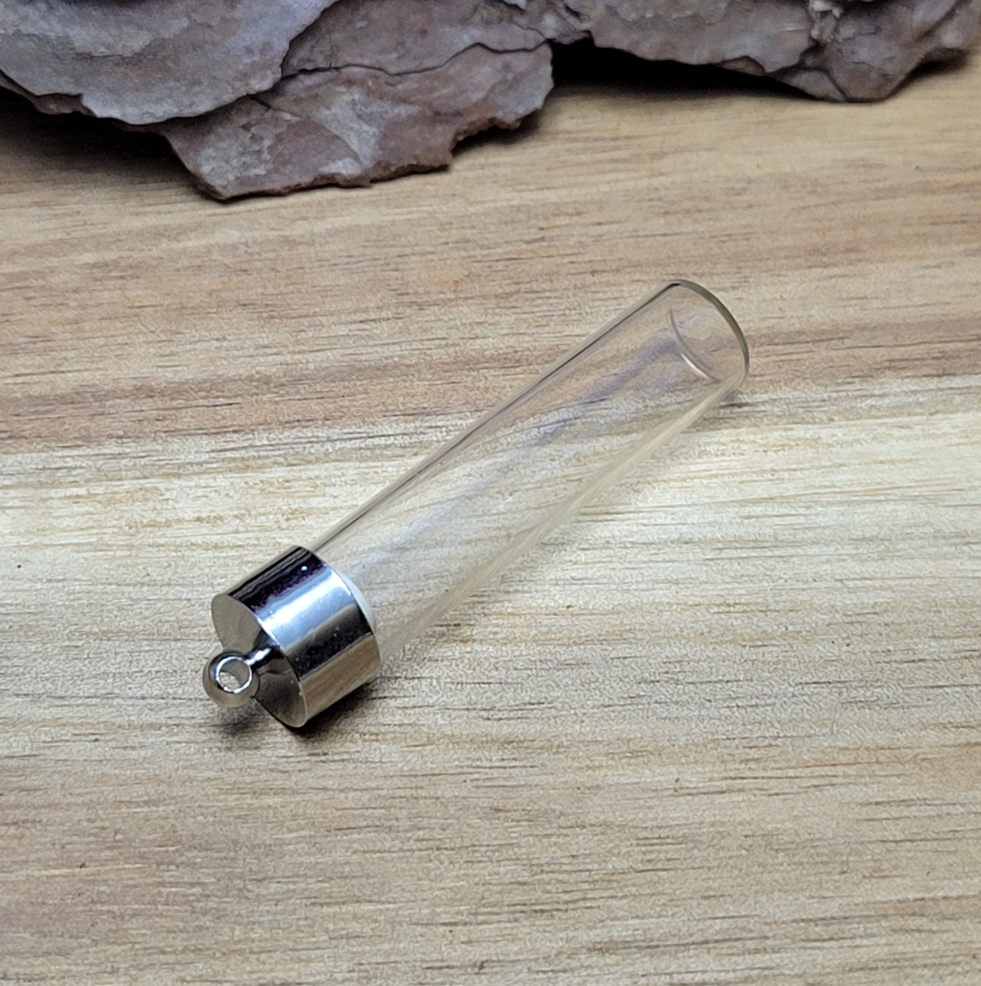 Große Phiole aus Brosilikatglas mit glattem Rand, Kappe und Silikonstopfen.  Entdecken Sie die zauberhafte Welt der Individualität mit dieser kleinen Phiole aus Borosilikatglas. Kreieren Sie ein persönliches Schmuckstück oder ein einzigartiges Geschenk.