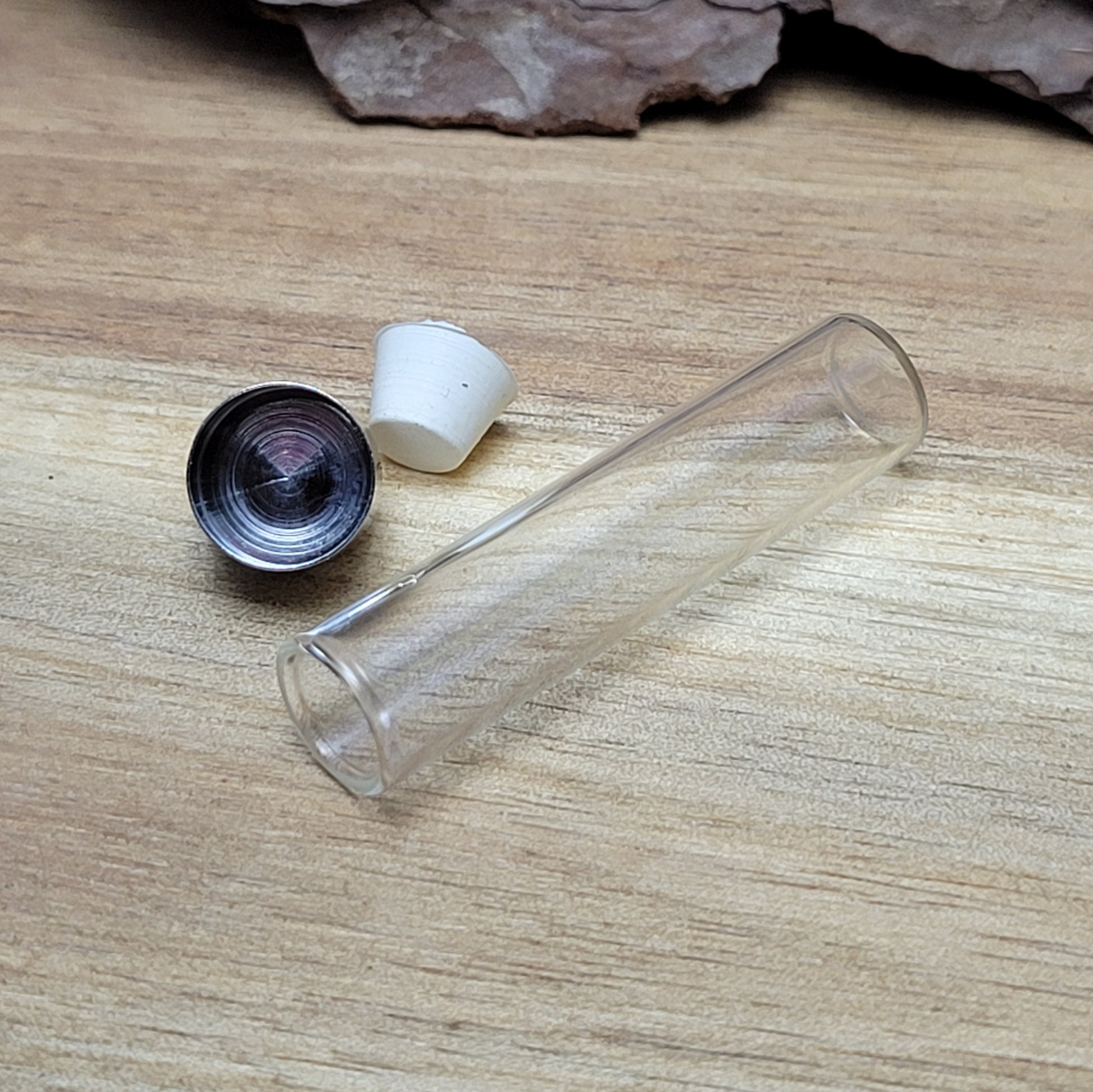 Große Phiole aus Brosilikatglas mit glattem Rand, Kappe und Silikonstopfen.  Entdecken Sie die zauberhafte Welt der Individualität mit dieser kleinen Phiole aus Borosilikatglas. Kreieren Sie ein persönliches Schmuckstück oder ein einzigartiges Geschenk.