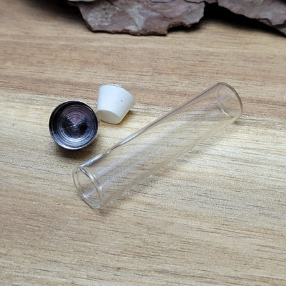 Große Phiole aus Brosilikatglas mit glattem Rand, Kappe und Silikonstopfen.  Entdecken Sie die zauberhafte Welt der Individualität mit dieser kleinen Phiole aus Borosilikatglas. Kreieren Sie ein persönliches Schmuckstück oder ein einzigartiges Geschenk.