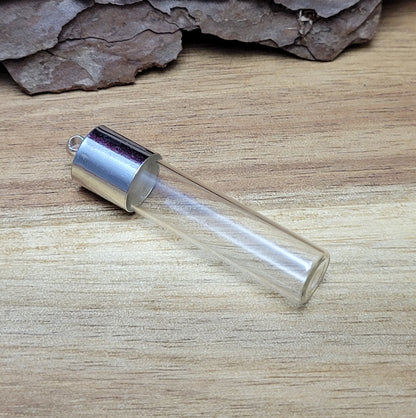 Große Phiole aus Brosilikatglas mit glattem Rand, Kappe und Silikonstopfen.  Entdecken Sie die zauberhafte Welt der Individualität mit dieser kleinen Phiole aus Borosilikatglas. Kreieren Sie ein persönliches Schmuckstück oder ein einzigartiges Geschenk.