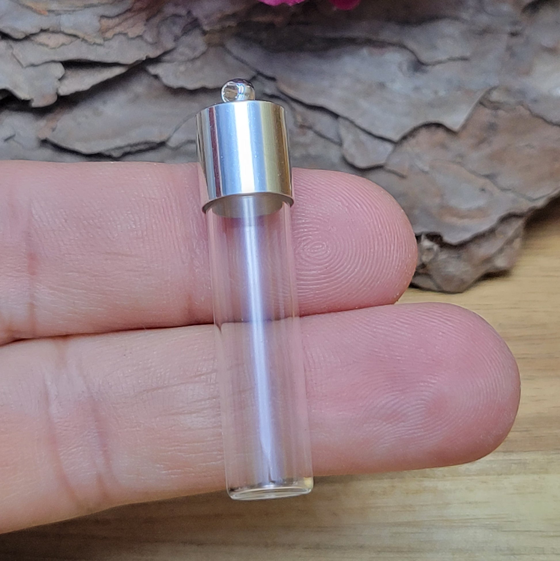 Große Phiole aus Brosilikatglas mit glattem Rand, Kappe und Silikonstopfen.  Entdecken Sie die zauberhafte Welt der Individualität mit dieser kleinen Phiole aus Borosilikatglas. Kreieren Sie ein persönliches Schmuckstück oder ein einzigartiges Geschenk.