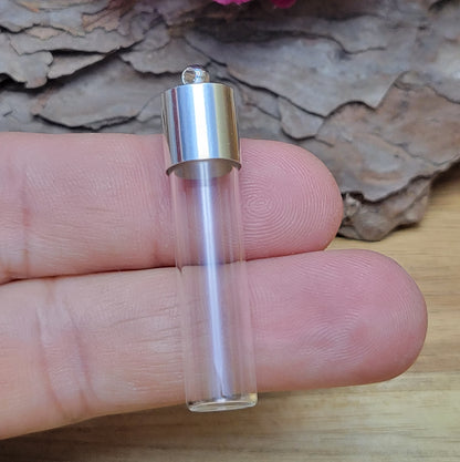 Große Phiole aus Brosilikatglas mit glattem Rand, Kappe und Silikonstopfen.  Entdecken Sie die zauberhafte Welt der Individualität mit dieser kleinen Phiole aus Borosilikatglas. Kreieren Sie ein persönliches Schmuckstück oder ein einzigartiges Geschenk.