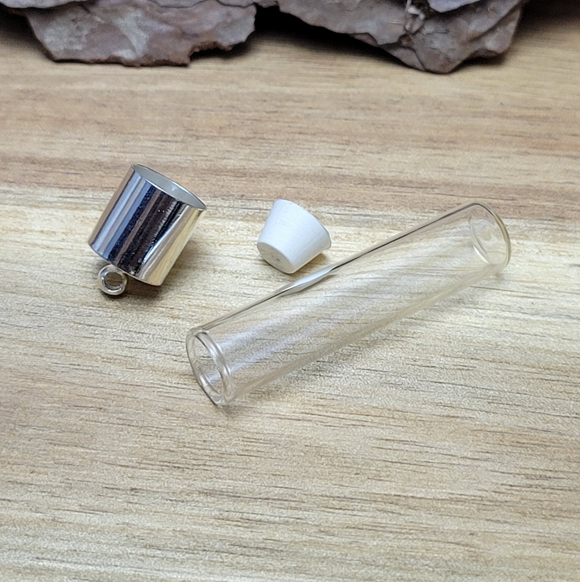 Große Phiole aus Brosilikatglas mit glattem Rand, Kappe und Silikonstopfen.  Entdecken Sie die zauberhafte Welt der Individualität mit dieser kleinen Phiole aus Borosilikatglas. Kreieren Sie ein persönliches Schmuckstück oder ein einzigartiges Geschenk.