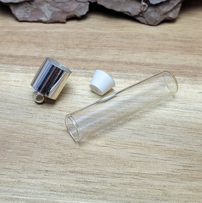 Große Phiole aus Brosilikatglas mit glattem Rand, Kappe und Silikonstopfen.  Entdecken Sie die zauberhafte Welt der Individualität mit dieser kleinen Phiole aus Borosilikatglas. Kreieren Sie ein persönliches Schmuckstück oder ein einzigartiges Geschenk.