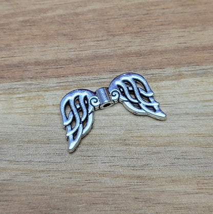 Die filigrane Gestaltung dieser Perle verleiht Ihren Schmuckstücken eine wahrhaft engelhafte Eleganz und transportiert eine tiefgründige spirituelle Botschaft. Nutzen Sie diese Gelegenheit, um Ihre kreative Ader auszuleben und einen einzigartigen Engelanhänger zu kreieren, der Herzen berührt und inspiriert.